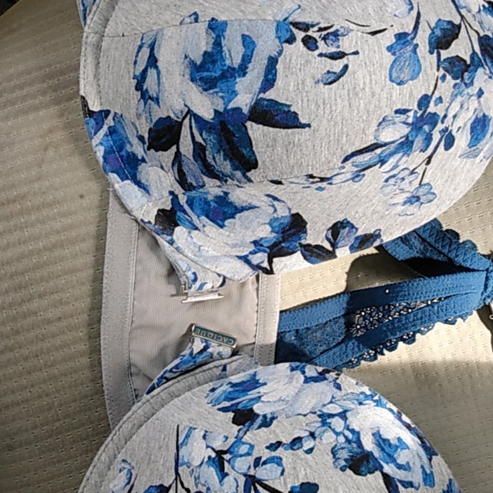 Women's floral Front-Close x-back lace bra